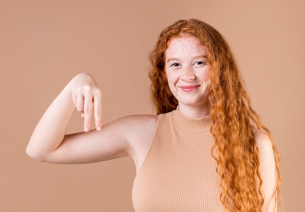 Portret van een jonge vrouw die gebarentaal onderwijst