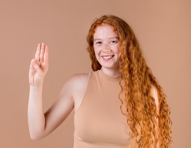 Portret van een jonge vrouw die gebarentaal onderwijst