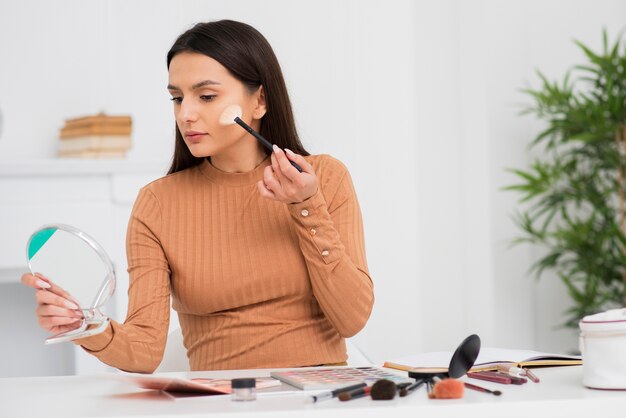 Portret van een jonge vrouw die haar samenstelling doet