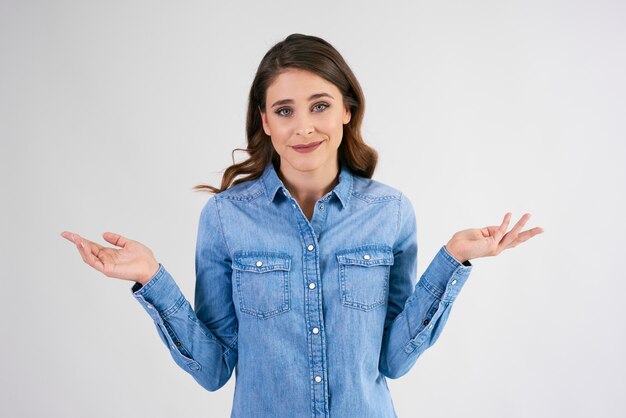 Portret van een jonge vrouw die haar schouders ophaalt