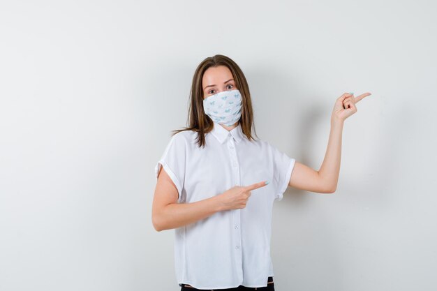 Portret van een jonge vrouw die naar rechts wijst