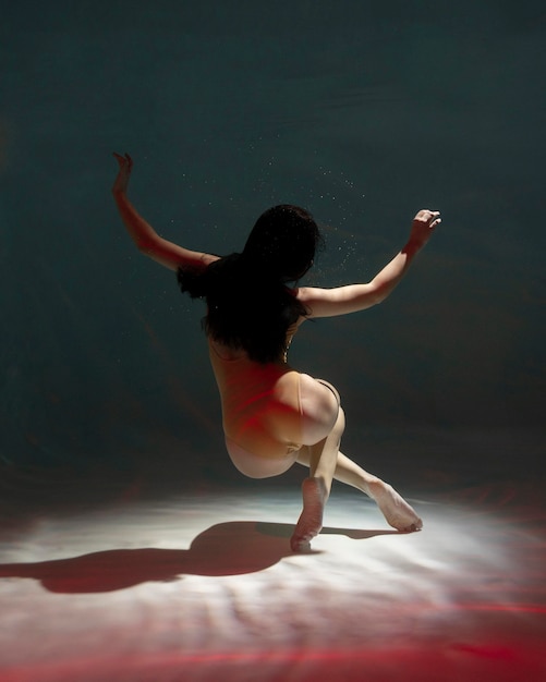 Portret van een jonge vrouw die onder water poseert