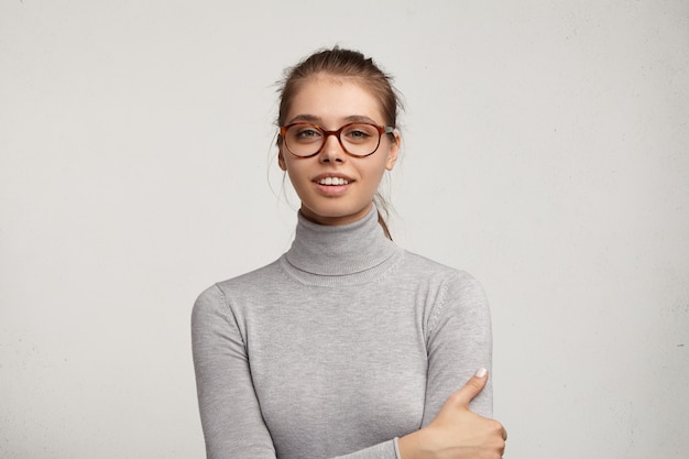 Portret van een jonge vrouw die oogglazen draagt