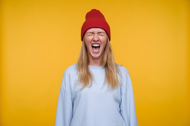 Portret van een jonge vrouw die schreeuwt