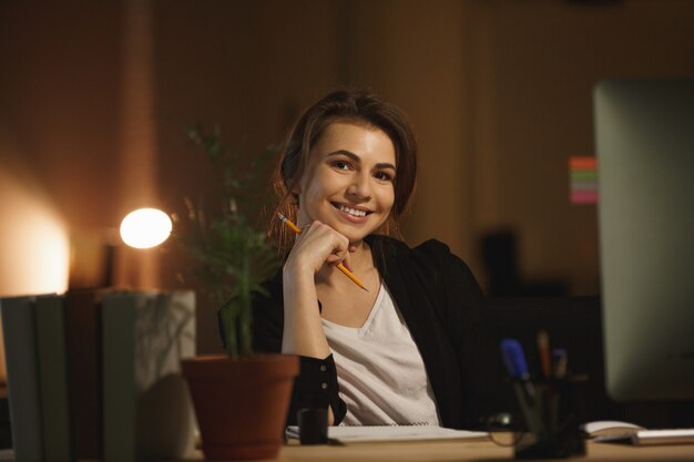 Portret van een jonge vrouw die werkt in office