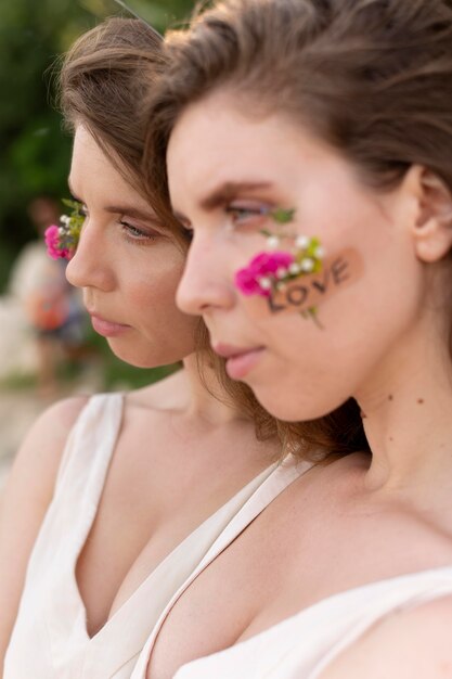 Portret van een jonge vrouw die zelfverzekerd buiten poseert met een ronde spiegel