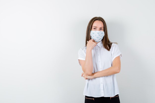 Portret van een jonge vrouw die zich in denkende pose bevindt