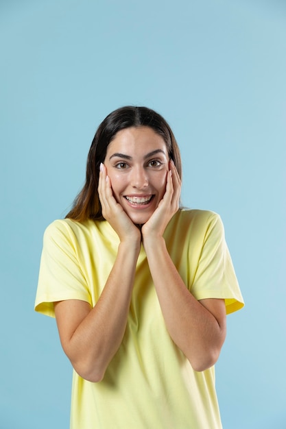 Gratis foto portret van een jonge vrouw die zich voordeed