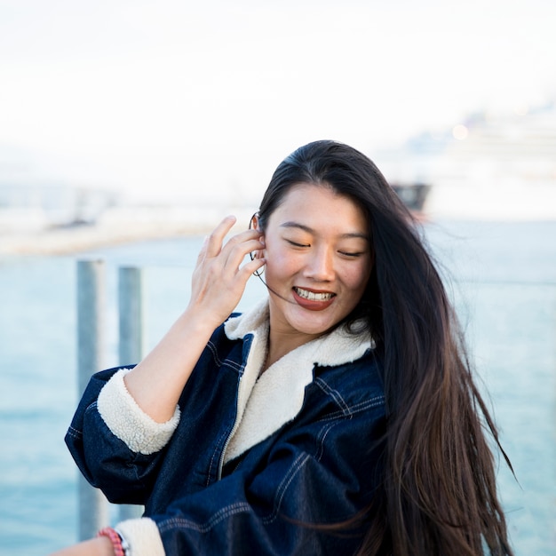 Portret van een jonge vrouw door de zee