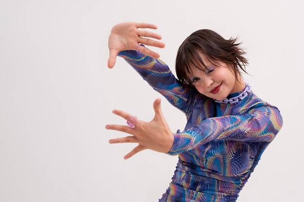 Gratis foto portret van een jonge vrouw gekleed in de mode-stijl van 2000