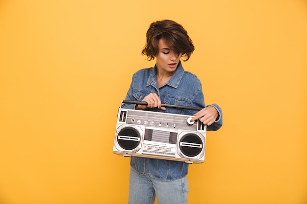 Portret van een jonge vrouw gelukkig gekleed in denim jasje