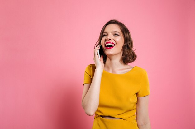 Portret van een jonge vrouw gelukkig in jurk