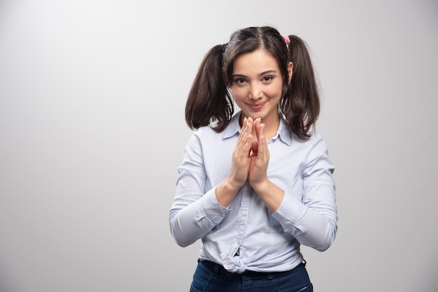 Gratis foto portret van een jonge vrouw in blauwe blouse poseren.