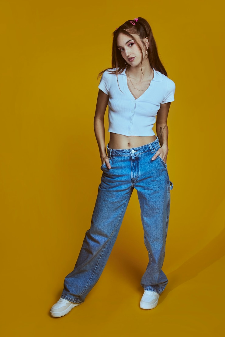 Gratis Foto portret van een jonge vrouw in de mode-stijl van de jaren 2000
