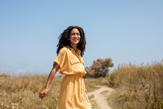 Portret van een jonge vrouw in de natuur