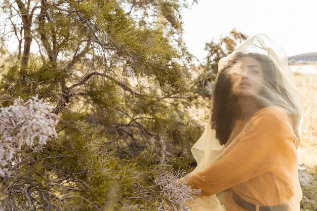Portret van een jonge vrouw in de natuur