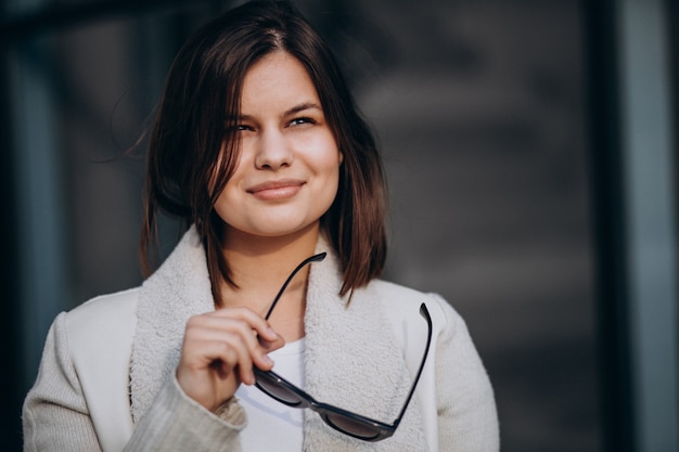 Portret van een jonge vrouw in de stad