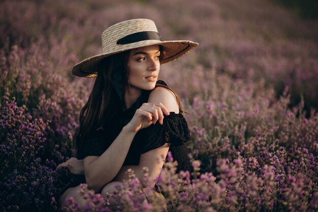 Portret van een jonge vrouw in een lavendelveld