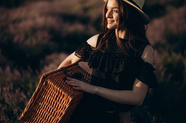 Portret van een jonge vrouw in een lavendelveld