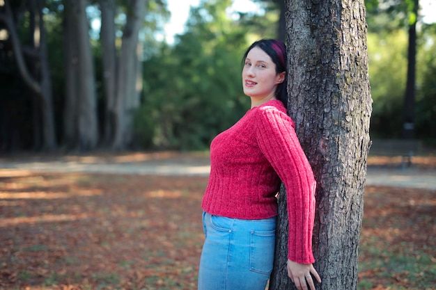 Portret van een jonge vrouw in een park