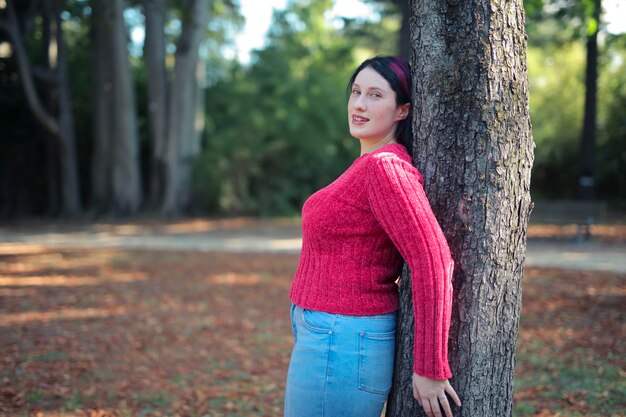 portret van een jonge vrouw in een park