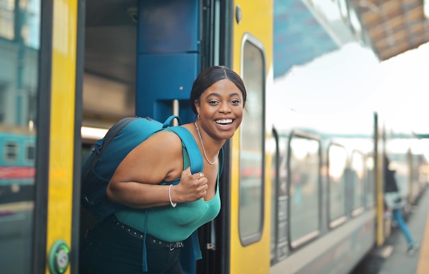 Gratis foto portret van een jonge vrouw in een treinstation