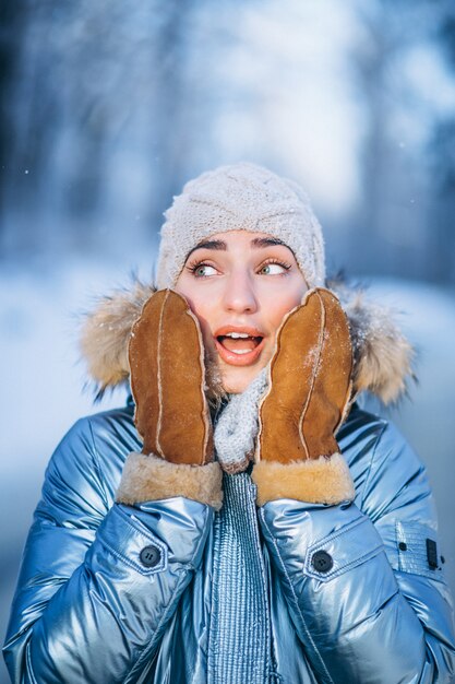 Portret van een jonge vrouw in winter jas