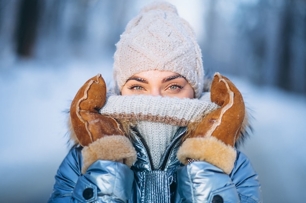 Portret van een jonge vrouw in winter jas