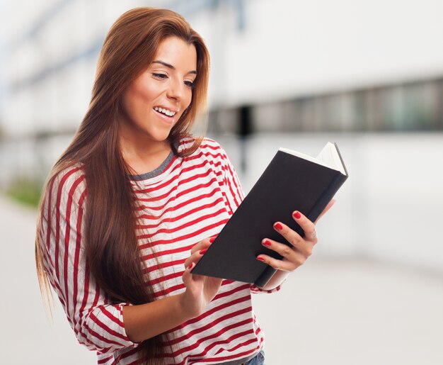 Portret van een jonge vrouw leest een boek