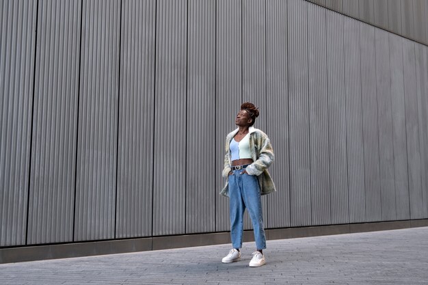 Portret van een jonge vrouw met afro-dreadlocks die zich voordeed in de stad