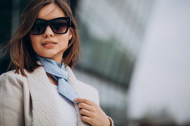 Portret van een jonge vrouw met blauwe sjaal