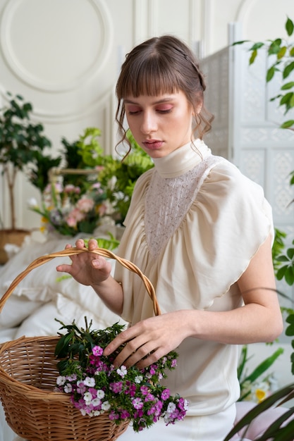 Portret van een jonge vrouw met bloemen in een boho-chique jurk