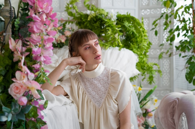 Portret van een jonge vrouw met bloemen in een boho-chique jurk