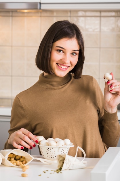 Portret van een jonge vrouw met champignons