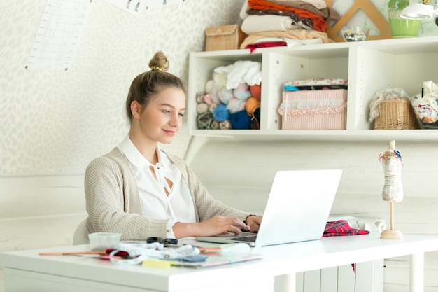 Portret van een jonge vrouw met een laptop