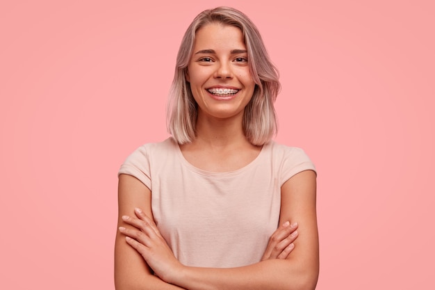 Portret van een jonge vrouw met gekleurd haar