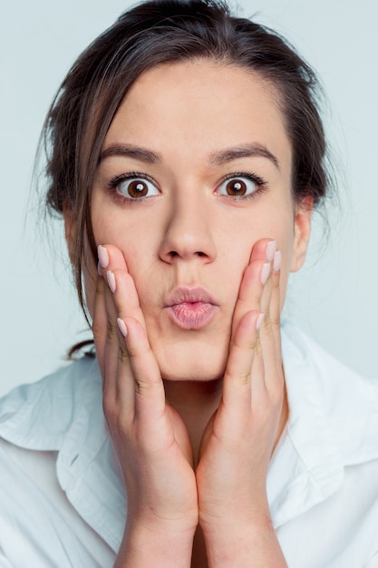 Portret van een jonge vrouw met geschokte gelaatsuitdrukking