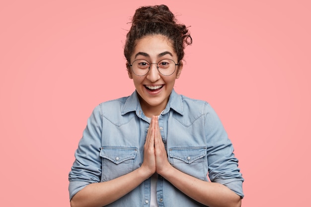 Portret van een jonge vrouw met haar in een broodje en het dragen van denimoverhemd