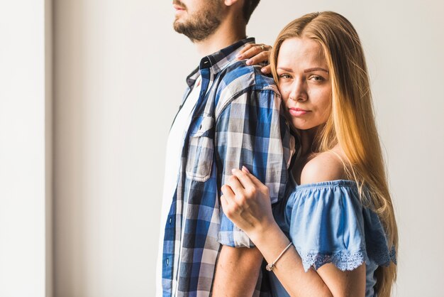 Portret van een jonge vrouw met haar vriendje