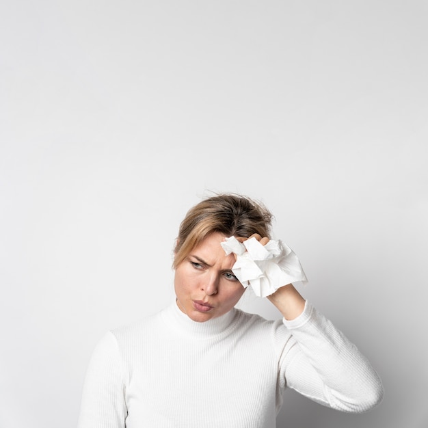 Portret van een jonge vrouw met hoofdpijn