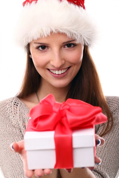 Portret van een jonge vrouw met kerstmuts en geschenkdoos