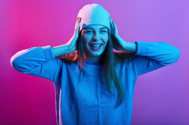 Portret van een jonge vrouw met lang haar in opwinding camera kijken