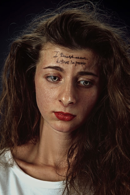 Portret van een jonge vrouw met psychische problemen