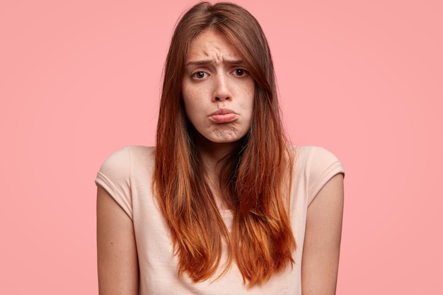 Gratis foto portret van een jonge vrouw met roze t-shirt