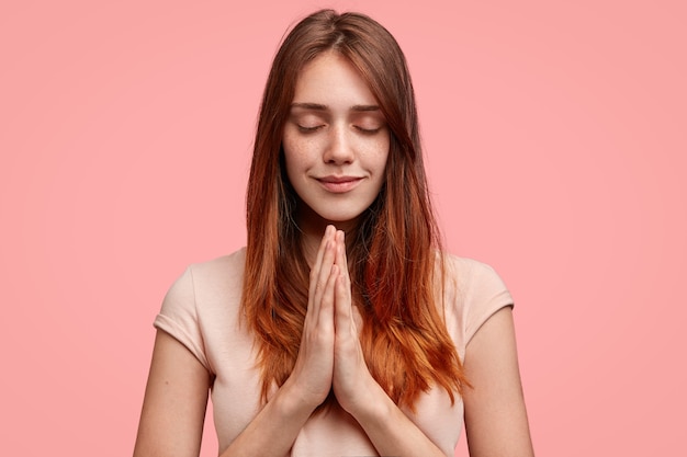 Portret van een jonge vrouw met roze T-shirt