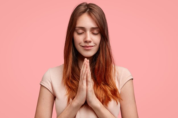 Portret van een jonge vrouw met roze T-shirt