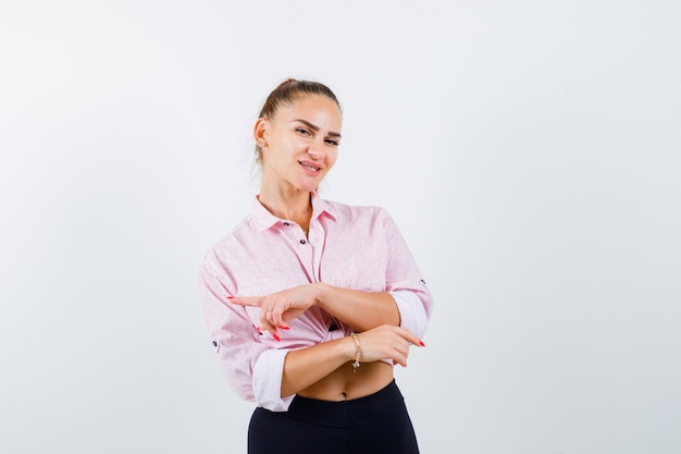 Portret van een jonge vrouw naar rechts en links in casual shirt