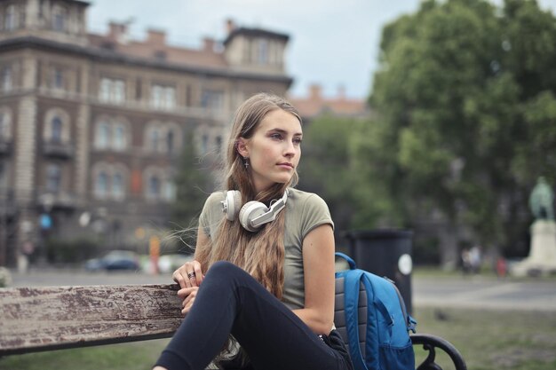 portret van een jonge vrouw op een bankje