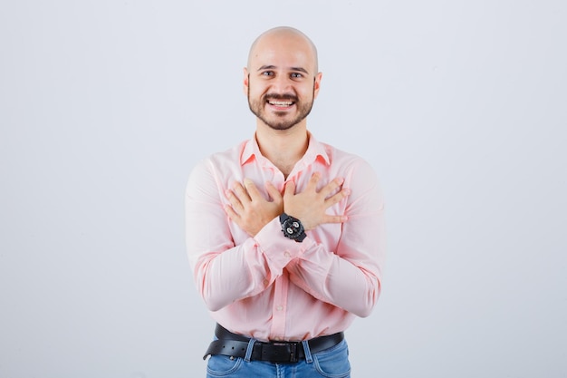 Portret van een jonge zelfverzekerde man