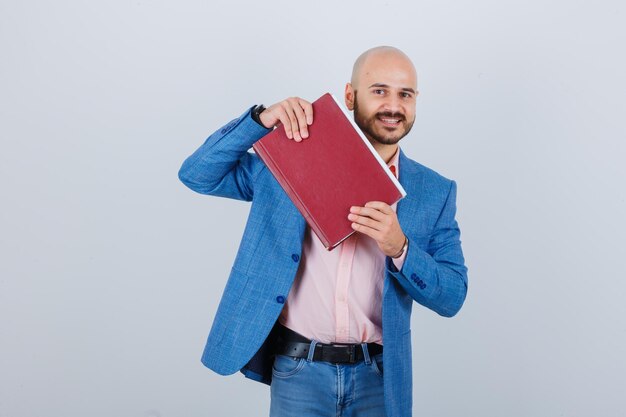 Portret van een jonge zelfverzekerde man